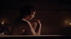 Анна МакГахэн сидит в ванне
