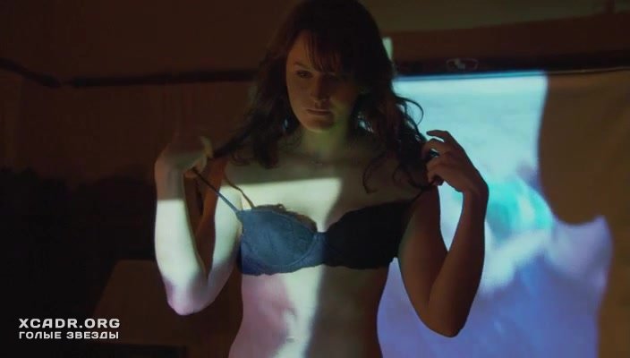 Кэти Уолл показывает голую грудь - Криминальная Австралия (2008) .