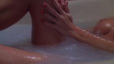 4. Обнаженная Пегги Трентини на съемке в ванне – Байки из склепа. Демон ночи