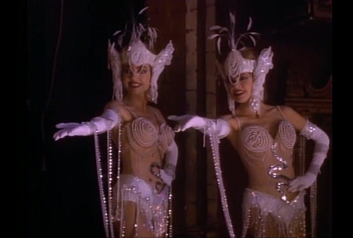Кэнди Бру и Рэнди Бру в эротическом наряде – Байки из склепа (1989) .