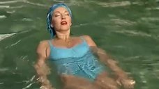 Татьяна Лютаева плавает в бассейне