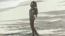 1. Зеуди Арая фотографируется голой на пляже – Девушка с лунной кожей