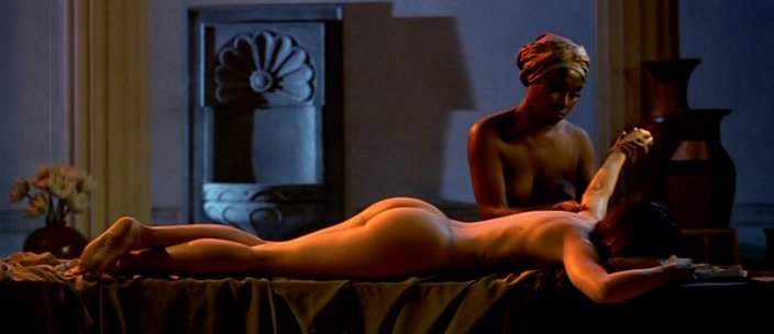 Обнаженной Алессандре Негрини делают массаж – Клеопатра (2007) (2007) .