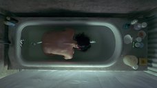 Дженнифер Коннелли сидит в ванной