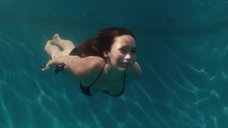 Меган Фокс плавает в бассейне