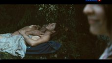 2. Прикрытая рукой грудь Анны Банщиковой – Охота на пиранью
