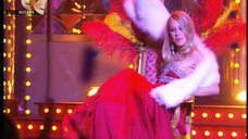 5. Ксения Собчак засветила грудь во время выступления в новогодней программе «Призрак мыльной оперы» 