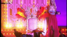 8. Ксения Собчак засветила грудь во время выступления в новогодней программе «Призрак мыльной оперы» 