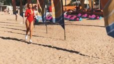 1. Сексуальная Анастасия Уколова на пляже 