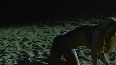 6. Сцена с девушкой топлес на пляже – Да восстанет зло