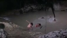 Обнаженные девушки купаются в озере