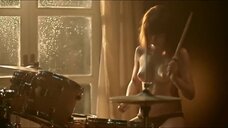 2. Клара Санчез топлес в клипе "Bastille - Good Grief" 