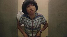 Майя Эрскин мастурбирует в общественном туалете