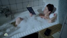 Елизавета Боярская в ванне читает книгу