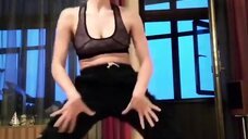 Софья Лебедева танцует в топике