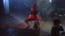 Женщина танцует стриптиз в образе "Красной Шапочки"