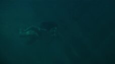4. Сцена с голыми девушками под водой – Избранное Эдогавы Рампо: Ужасы обезображенного народа