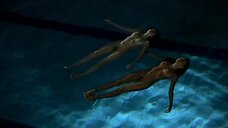 Полностью голые Ариадна Каброль и Диана Гомес в бассейне