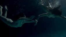 Диана Гомес и Ариадна Каброль голышом плавают под водой