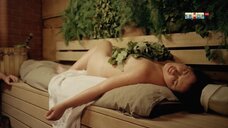 Анастасия Денисова спит в бане