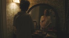 Одесса Янг рассматривает свою голую грудь в зеркале