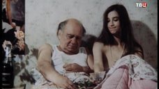5. Екатерина Стриженова кушает в постели – Американский дедушка