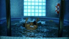 6. Екатерина Стриженова плавает топлес в бассейне – От 180 и выше