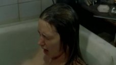 Елену Дробышеву моют в ванной