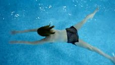 Регина Мянник плавает в бассейне