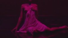Анна Зайкова светит голой грудью на сцене