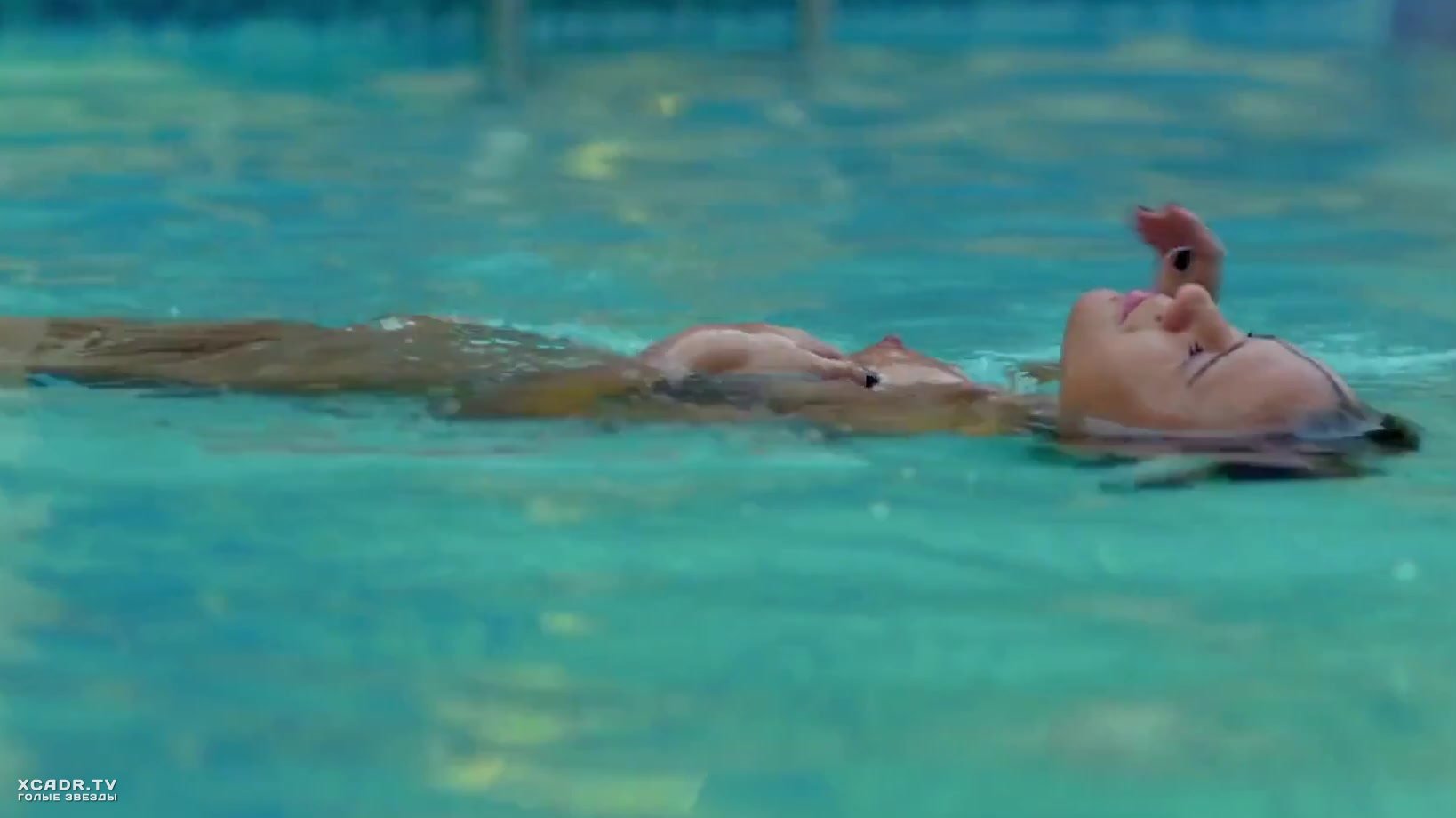 3. Мария Бакалова плавает голой в бассейне - Трангрессия.