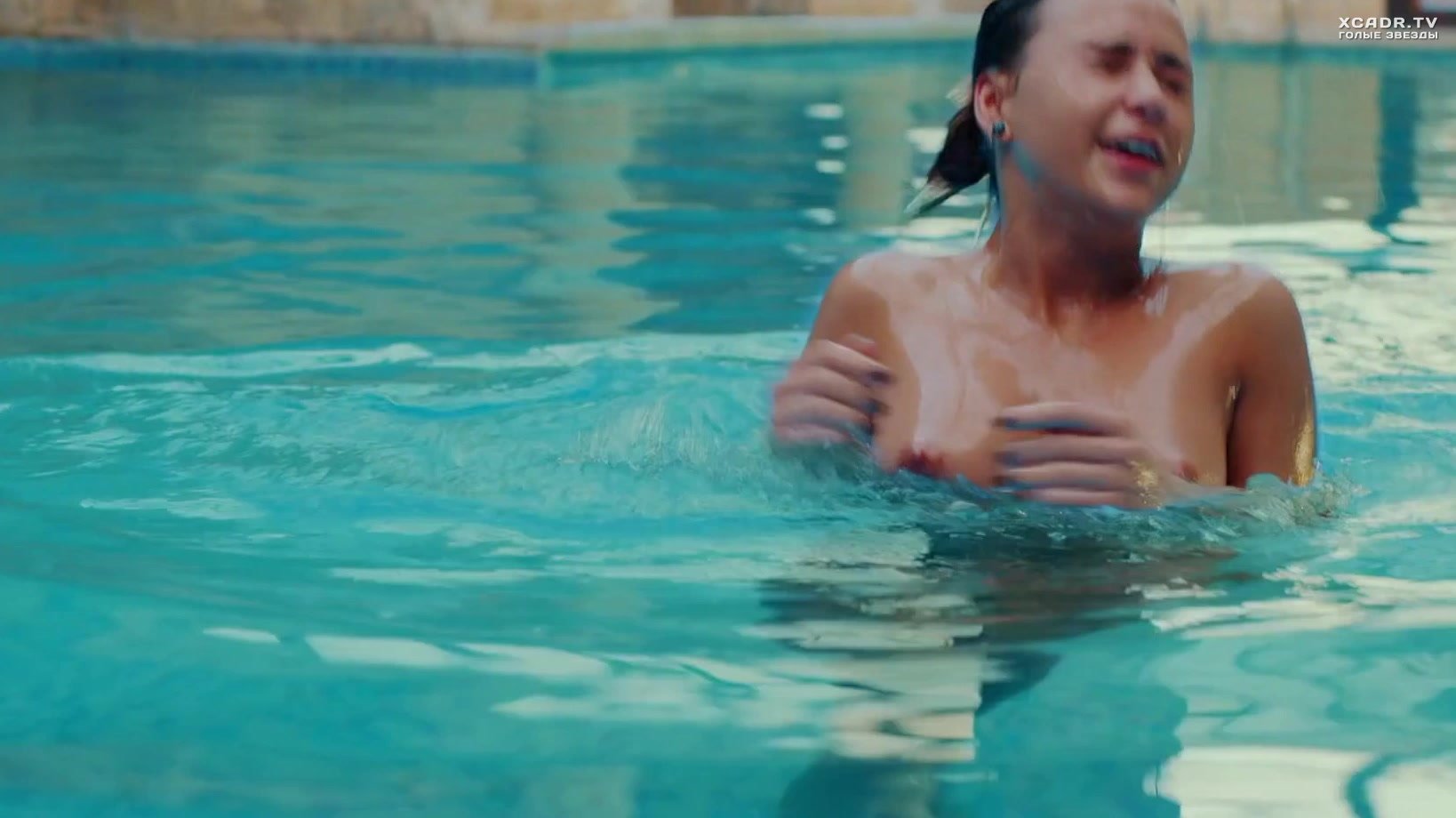 5. Мария Бакалова плавает голой в бассейне - Трангрессия.