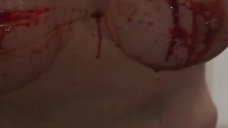 11. Кровавая сцена с обнаженной Ники Фигередо в душе – Резня на пляже в Джерси