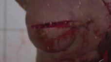 13. Кровавая сцена с обнаженной Ники Фигередо в душе – Резня на пляже в Джерси