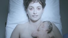 Пенелопа Крус с ребенком на груди
