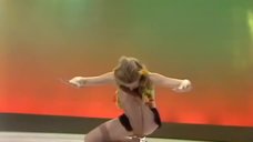 1. Танец девушек с цветами на груди – Шоу Бенни Хилла