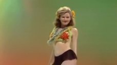 2. Танец девушек с цветами на груди – Шоу Бенни Хилла