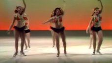 7. Танец девушек с цветами на груди – Шоу Бенни Хилла