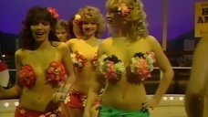 5. Женская группа с цветами на груди – Шоу Бенни Хилла