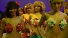 6. Женская группа с цветами на груди – Шоу Бенни Хилла