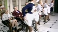 3. Медсестры танцуют эро танец перед стариками – Шоу Бенни Хилла