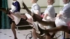 7. Медсестры танцуют эро танец перед стариками – Шоу Бенни Хилла