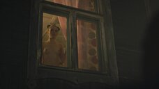 Вероника Мохирева топлес у окна
