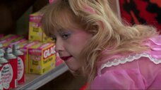 3. Линни Куигли светит попкой в магазине – Ночь демонов (1987)