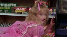 5. Линни Куигли светит попкой в магазине – Ночь демонов (1987)