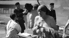 2. Сцена с голыми женщинами на распределении – Список Шиндлера