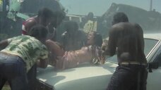 Сцена изнасилования Луселии Сантуш на капоте машины