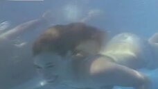 Каролина Дикманн плавает в бассейне