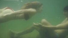 Каролина Дикманн плавает под водой