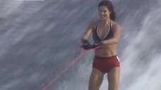 Элена Раналди в спортивном купальнике на водных лыжак